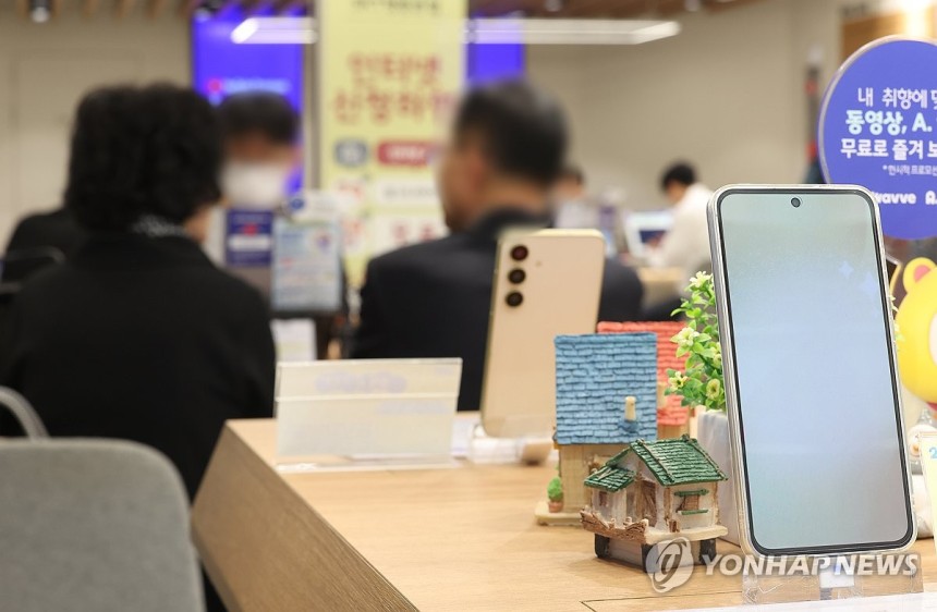 28일부터 전 고객 대상 유심 무상 교체 실시하는 SK텔레콤
(서울=연합뉴스) 김성민 기자 = 해킹 사고가 발생한 SK텔레콤이 28일부터 2천300만명에 달하는 전 고객을 대상 유심 무상 교체를 실시하기로 결정했다.