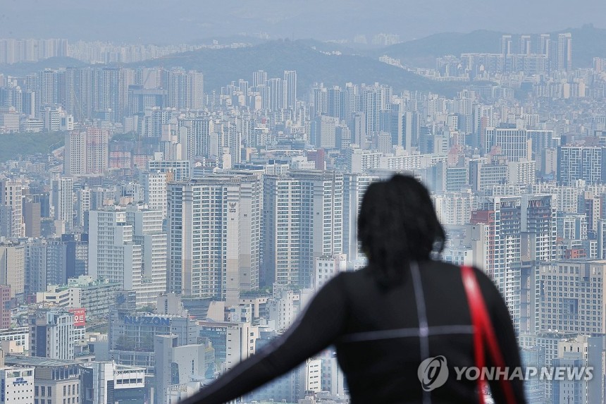 1분기 서울 아파트 거래량 4년 만에 최대
(서울=연합뉴스) 진연수 기자 = 지난달 28일 남산에서 바라본 서울 시내 아파트 단지. 2025.5.3 jin90@yna.co.kr