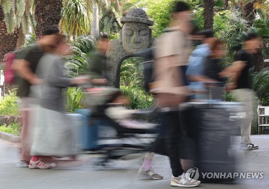 연휴 앞두고 붐비는 제주공항 (제주=연합뉴스) 박지호 기자 = 징검다리 연휴를 하루 앞둔 30일 제주공항이 관광객 등 입도객으로 붐비고 있다.2025.4.30 