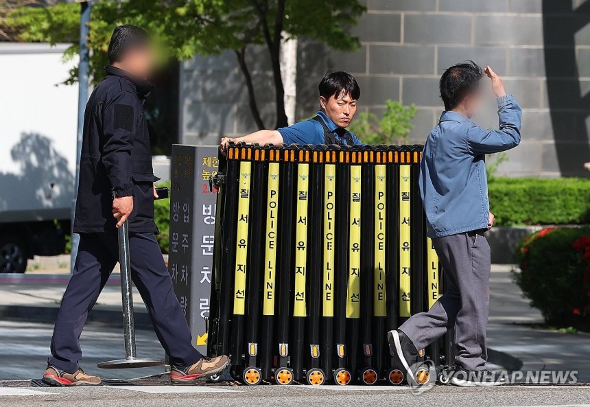 검찰, 건진법사 의혹 '윤 전 대통령 부부 사저' 아크로비스타 압수수색 종료
(서울=연합뉴스) 김도훈 기자 = 30일 서울 서초구 아크로비스타 앞에서 경찰 관계자가 검찰의 윤 전 대통령 사저에 대한 압수수색을 끝난 