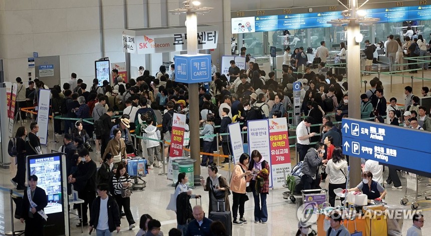 출국보다 힘든 유심 교체
(영종도=연합뉴스) 김인철 기자 = 지난 1일 인천국제공항 제1여객터미널 출국장 내 SK텔레콤 로밍센터에서 출국자들이 유심 교체를 위해 줄을 서고 있다. 2025.5.1 yatoya@yna.