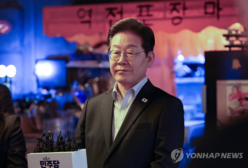 선거법 위반 파기환송에 대한 입장밝히는 이재명 후보
(서울=연합뉴스) 더불어민주당 이재명 대선 후보가 1일 서울 종로구의 한 포차 식당에서 비(非)전형 노동자들과의 간담회를 마친 뒤 대법원의 공직선거법 위반 관련 파