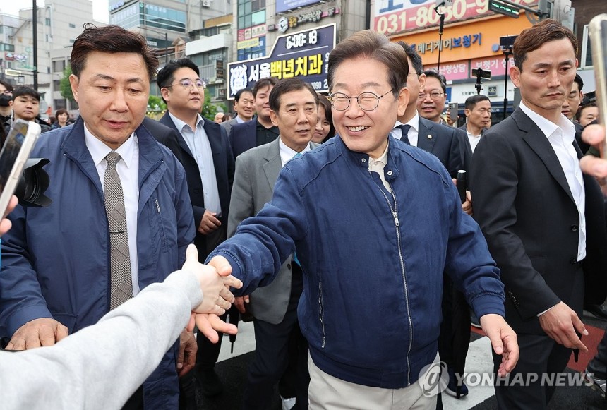 파기환송 판결 이후 '경청 투어' 시작한 이재명 후보
(포천=연합뉴스) 김주성 기자 = 대법원이 더불어민주당 이재명 대선 후보의 공직선거법 위반 사건에 대해 유죄 취지로 파기환송 판결을 한 1일 이 후보가 전국 각지