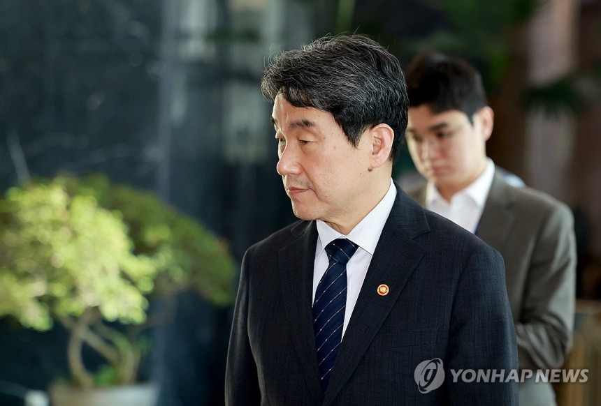 서울청사 출근하는 이주호 권한대행
(서울=연합뉴스) 홍해인 기자 = 이주호 대통령 권한대행 부총리 겸 교육부 장관이 2일 정부서울청사로 출근하고 있다. 2025.5.2 hihong@yna.co.kr