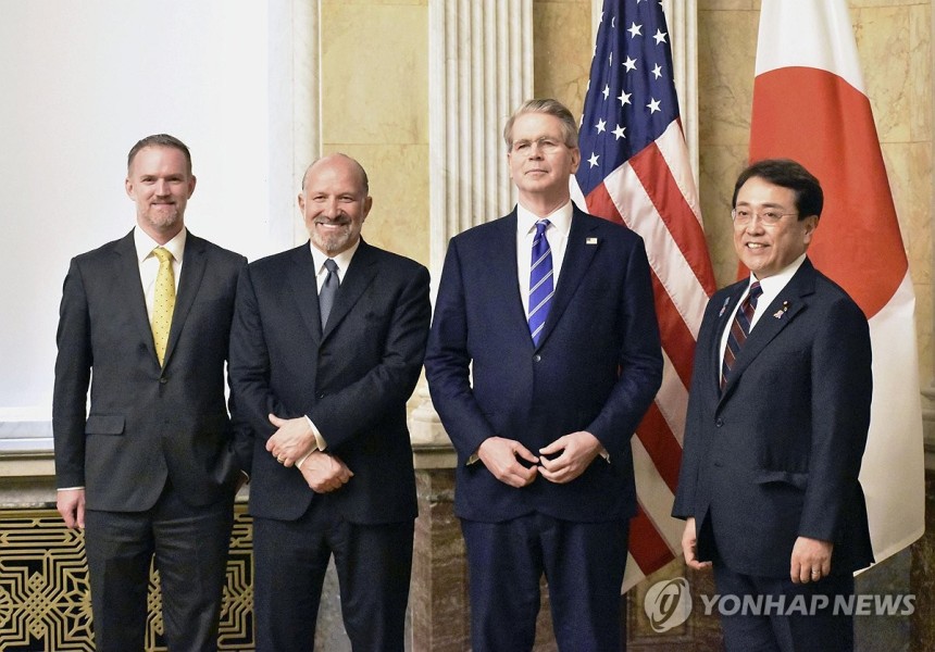 미일,워싱턴서 2차 관세 협상 (워싱턴 교도=연합뉴스) 1일(현지시간) 미국 워싱턴DC에서 열린 미국과 일본 간 2차 관세 협상에서 양국 참가자들이 기념 촬영에 응하고 있다.