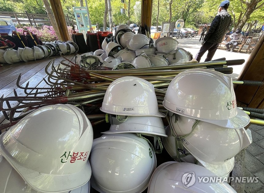 쌓여 있는 진화장비 (대구=연합뉴스) 김현태 기자 = 산불 진화가 완료된 대구 북구 함지산에서 2일 등산로 옆 정자에 진화장비가 쌓여있다.2025.5.2 