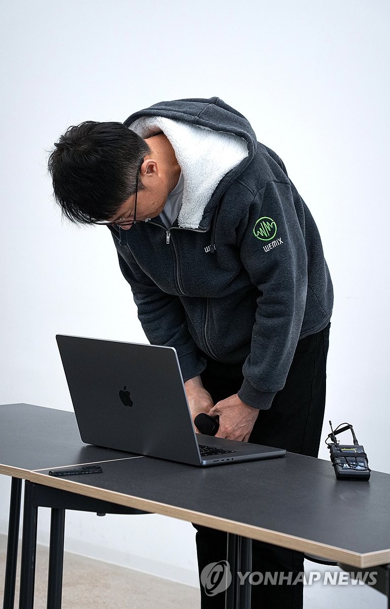 다시 고개 숙인 위믹스 김석환 대표 (성남=연합뉴스) 김주환 기자 = 김석환 위믹스 재단 (WEMIX PTE.LTD.) 대표가 3일 경기 성남시 테크1타워에서 긴급 기자 간담회를 열고 투자자들에게 고개를 숙여 사과