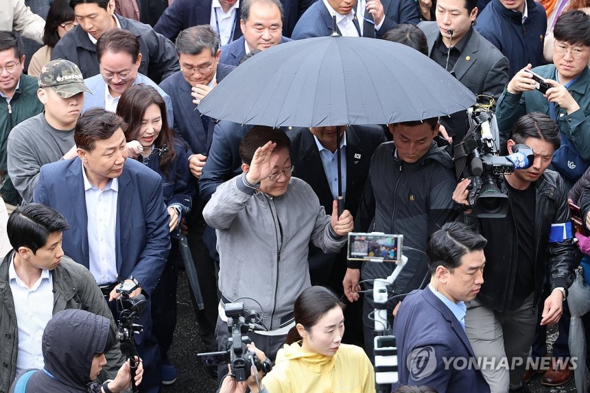 이재명 후보, 잇따르는 피습 제보에 경호 강화
(속초=연합뉴스) 김주성 기자 = 더불어민주당 이재명 대선 후보가 '골목골목 경청투어' 사흘째인 3일 '동해안벨트' 첫 방문지인 강원도 속초시 중앙재래시장에서 비가 그쳤