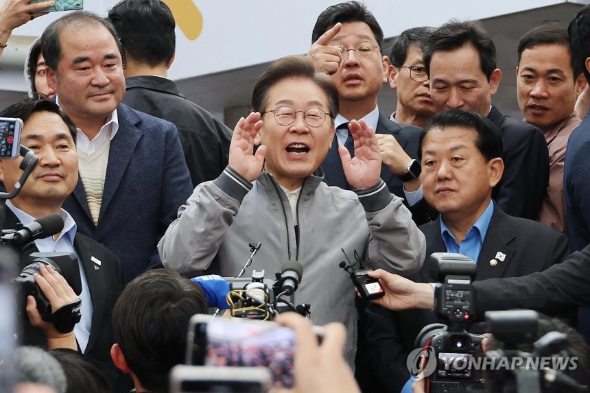'동해안벨트' 민심 공략 나선 이재명 후보
(속초=연합뉴스) 김주성 기자 = 더불어민주당 이재명 대선 후보가 '골목골목 경청투어' 사흘째인 3일 '동해안벨트' 첫 방문지인 강원도 속초시 중앙재래시장에서 도민들을 만나