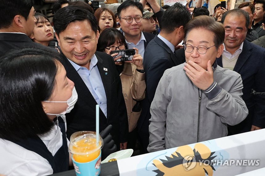 청년들이 개발한 '성게초콜릿' 맛보는 이재명 후보
(속초=연합뉴스) 김주성 기자 = 더불어민주당 이재명 대선 후보가 '골목골목 경청투어' 사흘째인 3일 '동해안벨트' 첫 방문지인 강원도 속초시 중앙재래시장에서 청년 