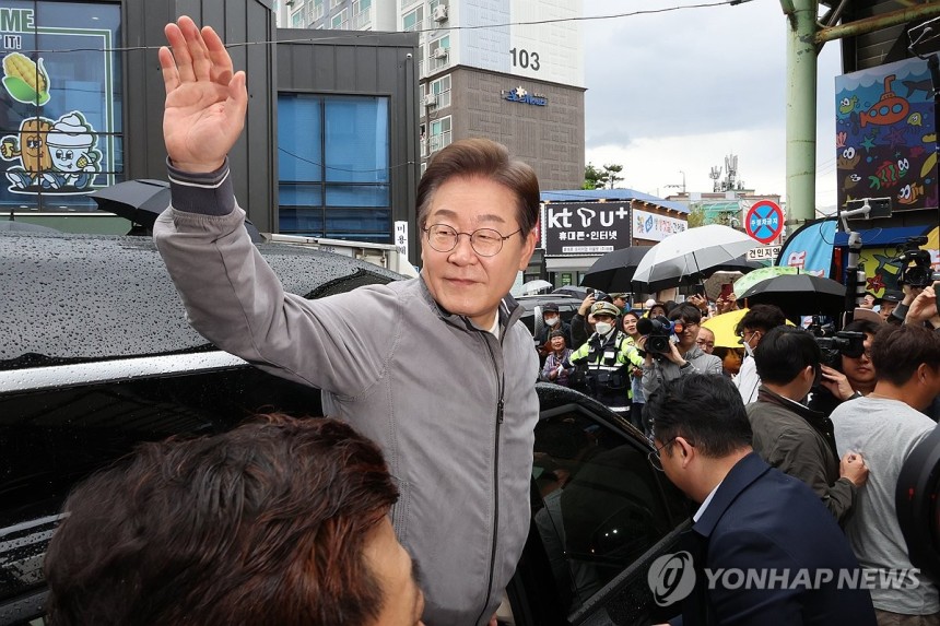 '험지' 속초에서 현장행보 이어기는 이재명 후보
(속초=연합뉴스) 김주성 기자 = 더불어민주당 이재명 대선 후보가 '골목골목 경청투어' 사흘째인 3일 '동해안벨트' 첫 방문지인 강원도 속초시 중앙재래시장에서 강원도민