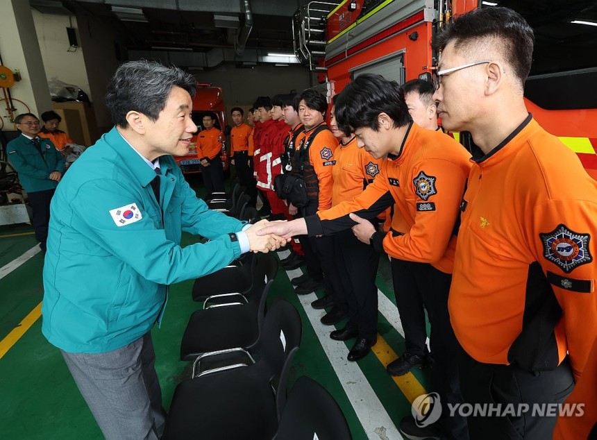 이주호 권한대행,연휴 안전관리 소방대원 격려 (서울=연합뉴스) 홍해인 기자 = 이주호 대통령 권한대행 부총리 겸 교육부 장관이 3일 서울 강동소방서를 방문해 연휴기간 대비 안전관리 대책을 청취하고 소방대원들을 격려