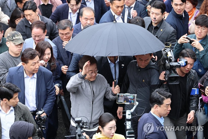 이재명 후보, 잇따르는 피습 제보에 경호 강화
(속초=연합뉴스) 김주성 기자 = 더불어민주당 이재명 대선 후보가 '골목골목 경청투어' 사흘째인 3일 '동해안벨트' 첫 방문지인 강원도 속초시 중앙재래시장에서 비가 그쳤