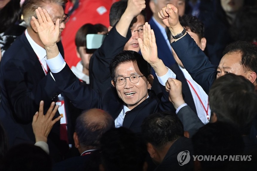 전당대회 입장하는 김문수 대선 경선 후보
(고양=연합뉴스) 박동주 기자 = 국민의힘 김문수 대선 경선 후보가 3일 경기 고양시 킨텍스에서 열린 국민의힘 최종 대선 후보 선출을 위한 전당대회에 입장하고 있다. 2025
