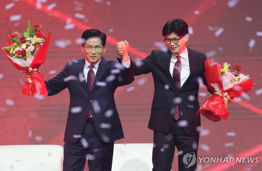 김문수, 국민의힘 대선후보 선출
(고양=연합뉴스) 박동주 기자 = 국민의힘 대선 후보로 선출된 김문수 후보가 3일 경기 고양시 킨텍스에서 열린 국민의힘 전당대회에서 꽃다발을 받은 뒤 한동훈 후보와 함께 인사하고 있다