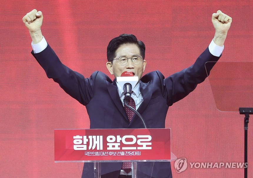 두 손 들어올리는 김문수 후보
(고양=연합뉴스) 박동주 기자 = 국민의힘 대선 후보로 선출된 김문수 후보가 3일 경기 고양시 킨텍스에서 열린 국민의힘 전당대회에서 수락 연설을 하고 있다. 2025.5.3 pdj663