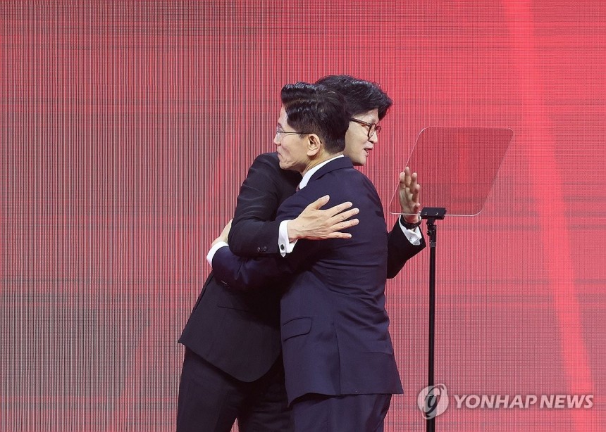 한동훈 후보와 포옹하는 김문수 후보
(고양=연합뉴스) 박동주 기자 = 국민의힘 대선 후보로 선출된 김문수 후보가 3일 경기 고양시 킨텍스에서 열린 국민의힘 전당대회에서 수락 연설을 마친 뒤 한동훈 후보와 포옹하고 있