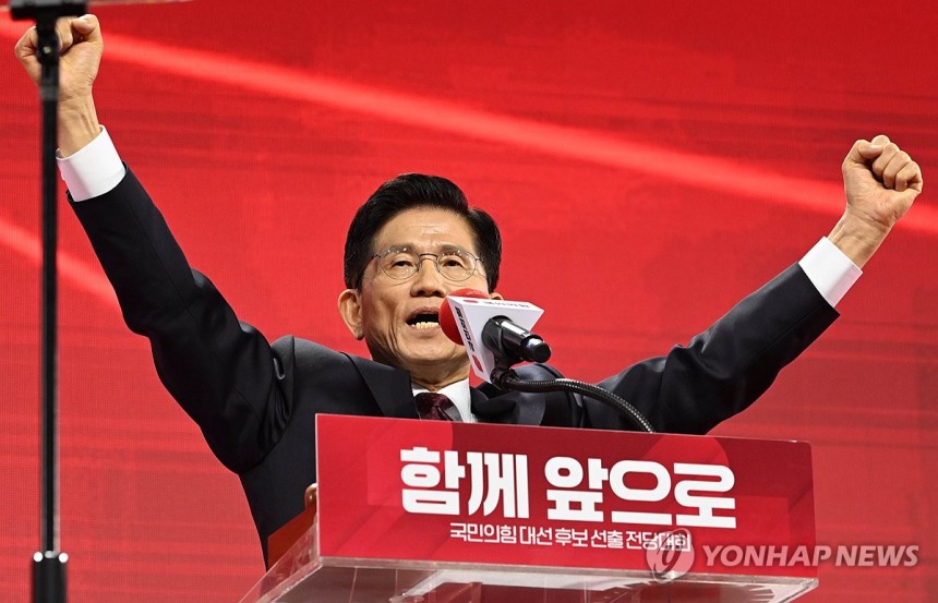 수락연설하는 김문수 후보
(고양=연합뉴스) 박동주 기자 = 국민의힘 대선 후보로 선출된 김문수 후보가 3일 경기 고양시 킨텍스에서 열린 국민의힘 전당대회에서 수락 연설을 하고 있다. 2025.5.3 [공동취재] pd