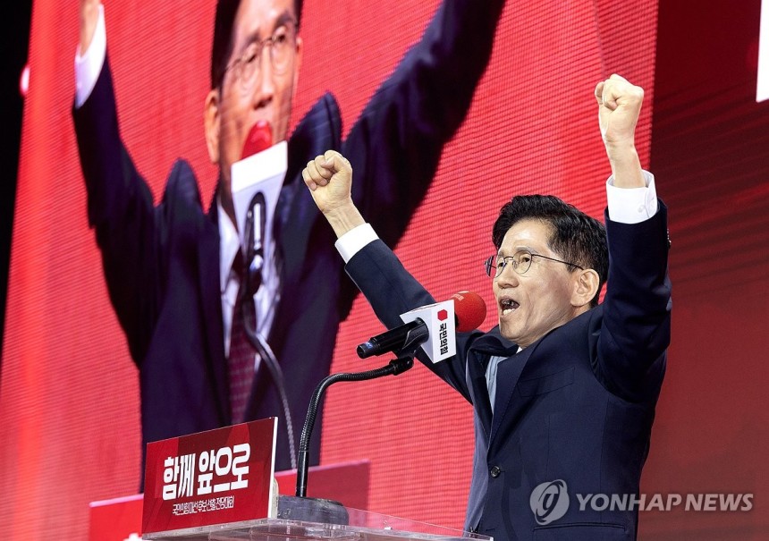 수락연설하는 김문수 후보
(고양=연합뉴스) 박동주 기자 = 국민의힘 대선 후보로 선출된 김문수 후보가 3일 경기 고양시 킨텍스에서 열린 국민의힘 전당대회에서 수락 연설을 하고 있다. 2025.5.3 [공동취재] pd