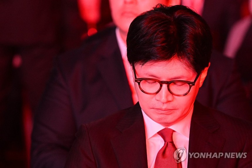 결과 기다리는 한동훈 후보
(고양=연합뉴스) 박동주 기자 = 국민의힘 한동훈 대선 경선 후보가 3일 경기 고양시 킨텍스에서 열린 국민의힘 최종 대선 후보 선출을 위한 전당대회에서 결과를 기다리고 있다. 2025.5.