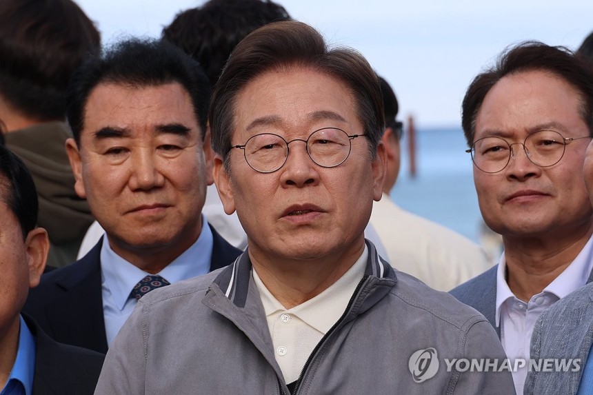 김문수 후보 선출 관련 질문에 답하는 이재명 후보
(삼척=연합뉴스) 김주성 기자 = 더불어민주당 이재명 대선 후보가 '골목골목 경청투어' 사흘째인 3일 강원도 삼척해수욕장을 찾아 도민들을 만난 뒤 국민의힘 김문수 대