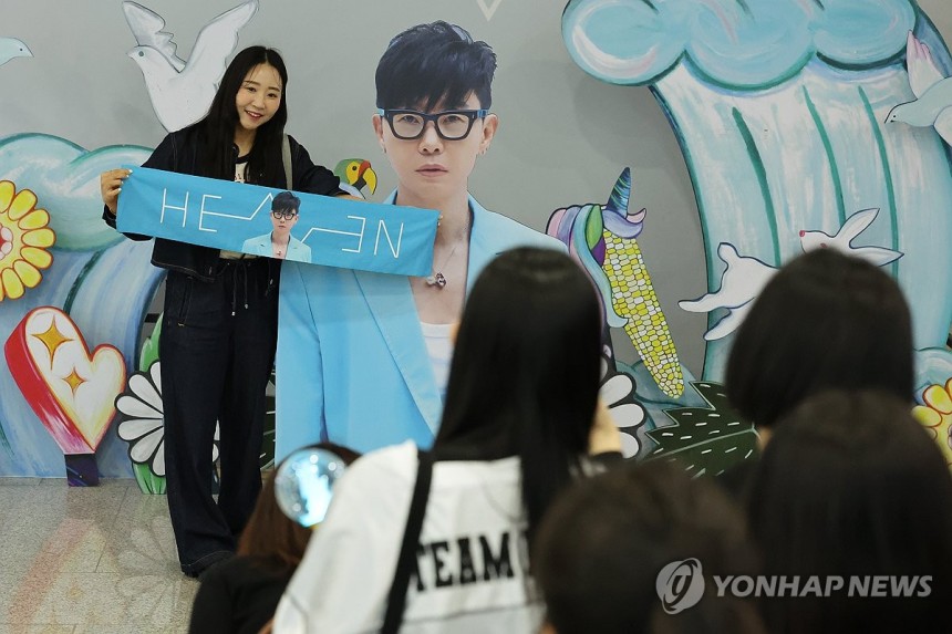 광주에서 열리는 이승환 콘서트
(광주=연합뉴스) 김혜인 기자 = 가수 이승환 데뷔 35주년 콘서트가 열리는 3일 광주 서구 김대중컨벤션센터에서 팬들이 입장 전 포토존에서 사진을 찍고 있다. 앞서 이승환은 지난해 12
