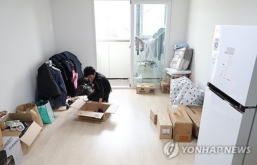 임시주택 입주한 경북산불 이재민 (안동=연합뉴스) 박세진 기자 = 18일 경북 안동시 권정생 어린이문학관 터에 설치된 안동시 1호 임시주택(모듈러주택)의 입주가 시작된 가운데 한 이재민이 짐을 정리하고 있다.이곳에