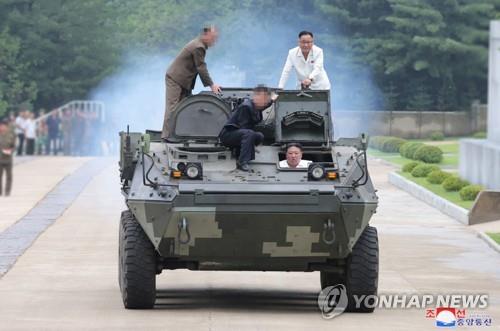 2023년8월 장갑차 모는 김정은 국무위원장
(서울=연합뉴스) 김정은 북한 국무위원장이 주요 군수공장들을 시찰하고 "전쟁준비의 질적수준은 군수산업발전에 달려있다"며 무기 생산능력의 제고를 독려했다.
   조선중앙통신