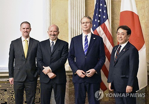 미일,워싱턴서 2차 관세 협상 (워싱턴 교도=연합뉴스) 1일(현지시간) 미국 워싱턴DC에서 열린 미국과 일본 간 2차 관세 협상에서 양국 참가자들이 기념 촬영에 응하고 있다.