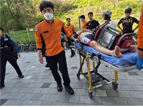 쓰러진 이웃 지나치지 않고 응급조치…성동구 '작은 영웅들' (서울=연합뉴스) 위급한 상황에 처한 이웃을 지나치지 않고 평소 익혀둔 심폐소생술로 생명을 구해낸 서울 성동구 '작은 영웅들'의 사연이 4일 알려졌다.사진
