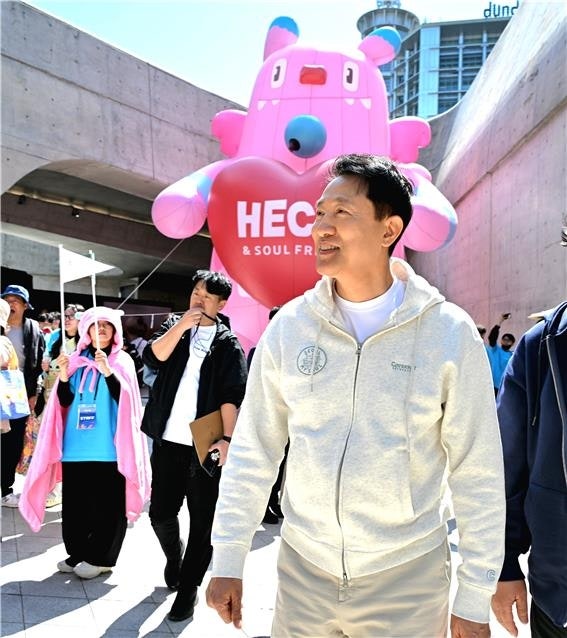 [동정] <b>오세훈</b>, <b>DDP</b> '디자인테마파크' <b>봄축제</b> 시민 만나