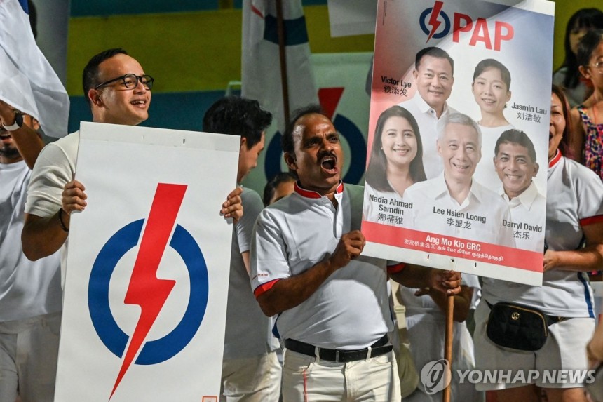 싱가포르 여당 PAP 지지자들
[AFP 연합뉴스 자료사진. 재배포 및 판매 금지]