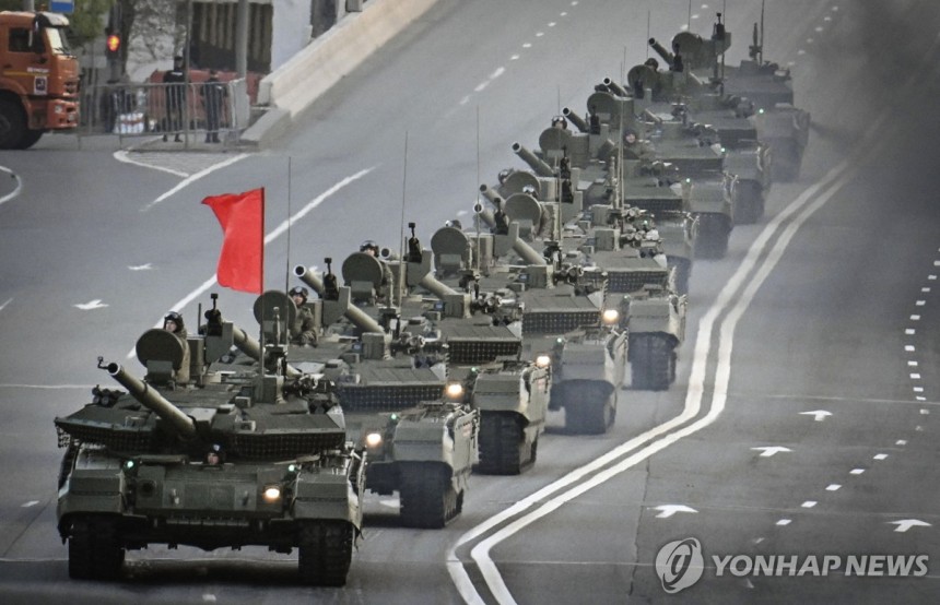 러시아군 탱크 (모스크바 AFP=연합뉴스) 지난 3일(현지시간) 2차 세계대전 전승절 기념행사 리허설에서 러시아군 T-90M 탱크가 줄지어 이동하고 있다.2025.5.4 