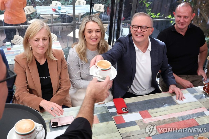 총선 압승 앨버니지 호주 총리 (시드니 AFP=연합뉴스) 총선 승리 다음 날인 4일(현지시간) 오전 호주 시드니의 단골 카페를 방문한 앤서니 앨버니지 호주 총리(오른쪽에서 2번째)가 커피를 받고 있다.2025.05