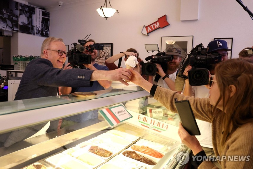 총선 압승 앨버니지 호주 총리 (시드니 AFP=연합뉴스) 총선 승리 다음 날인 4일(현지시간) 오전 호주 시드니의 단골 카페를 방문한 앤서니 앨버니지 호주 총리(왼쪽)가 고객에게 아이스크림을 나눠주고 있다.2025