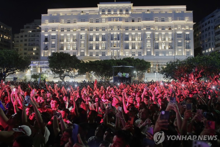 레이디 가가 콘서트를 앞둔 2일(현지시간) 리허설을 즐기는 팬들 [AP 연합뉴스]