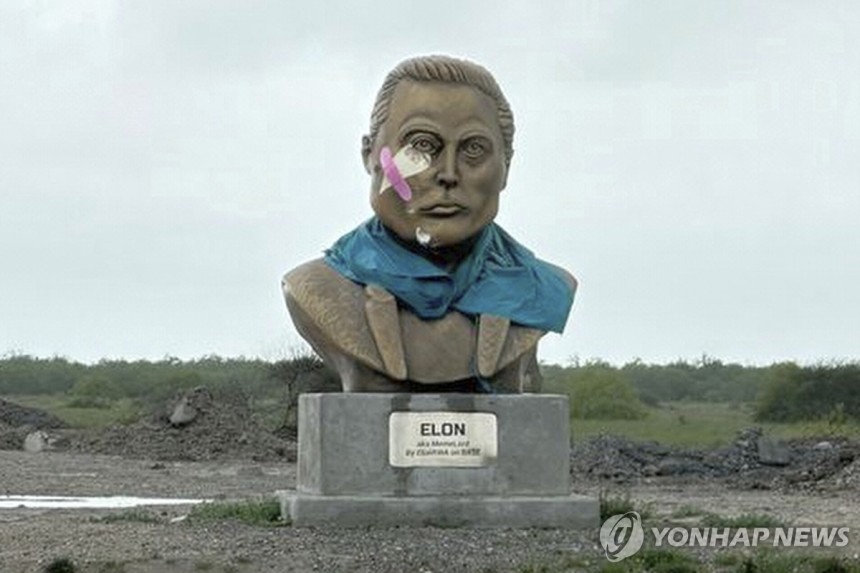 곧 '스타베이스'로 공식 변경될 미국 텍사스주 캐머런 카운티 보카 치카 마을 주변에 있는 머스크 동상 [AP 연합뉴스 자료사진.재배포 및 DB 금지]