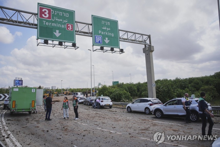 후티 미사일, 벤구리온 공항 타격
(텔아비브 AP=연합뉴스) 4일(현지시간) 이스라엘 벤구리온 국제공항의 미사일 피해 지역을 군경이 통제하고 있다. 2025.5.4 photo@yna.co.kr