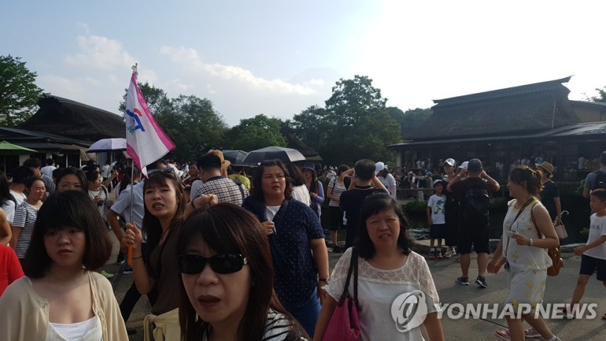 후지산 오시노핫카이 [연합뉴스 자료사진] 일본 야마나시현 후지산 자락의 유명 관광지 '오시노핫카이'를 둘러보는 단체 관광객들.