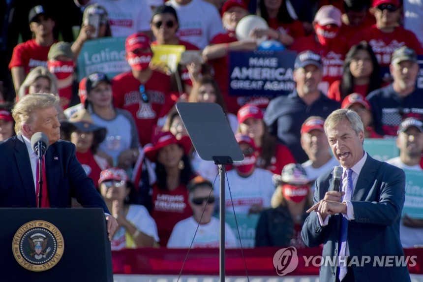 2020년 대선 당시 트럼프 대통령 지지연설을 하는 나이절 패라지 대표(우측)
[EPA 연합뉴스 자료사진]