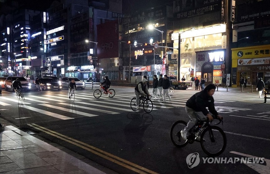 위험천만한 자전거 운행 [연합뉴스 자료 사진] 