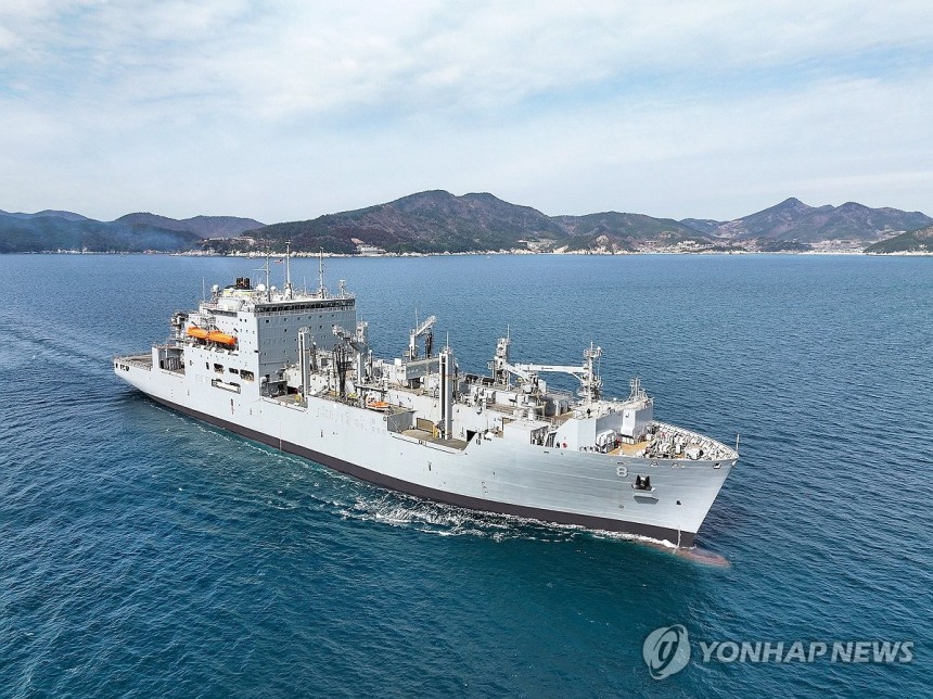 한화오션,국내 최초 미 해군 함정 MRO 사업 완료 (서울=연합뉴스) 한화오션이 국내 최초로 수주한 미국 해군의 함정 유지보수 및 정비 사업을 마친 미 해군 군수지원함 '월리 쉬라'호가 출항했다.사진은 미국 해군