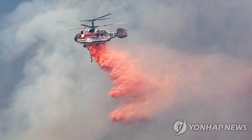 의성 산불 현장에 투하되는 '산불지연제' (의성=연합뉴스) 윤관식 기자 = 경북 의성군 대형 산불 발생 사흘째인 24일 의성군 옥산면 정자리에서 산림청 헬기가 산불지연제(리타던트)를 투하하며 산불 진화를 하고 있다.