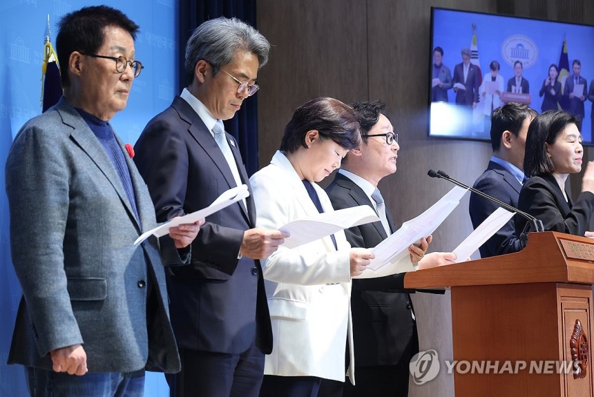 법무부 감찰관,대검찰청 감찰부장 인사 중지 촉구 기자회견 (서울=연합뉴스) 박동주 기자 = 국회 법제사법위원회 더불어민주당 간사인 박범계 의원이 22일 서울 여의도 국회 소통관에서 박성재 법무부장관에 "알박기 인사