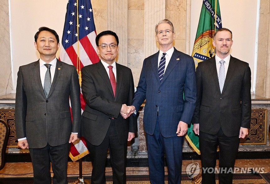 한-미 2+2 통상협의 시작
(서울=연합뉴스) 주요 20개국(G20) 재무장관회의 및 국제통화금융위원회(IMFC)'에 참석차 미국 워싱턴D.C를 방문중인 최상목 부총리 겸 기획재정부 장관이 안덕근 산업통상자원부 장관