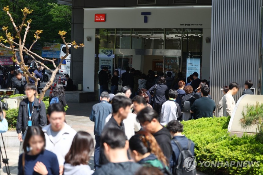 SKT, 유심 교체 기다리는 시민들
(서울=연합뉴스) 서대연 기자 = 가입자 유심(USIM) 정보를 탈취당한 SK텔레콤이 유심 무료교체 서비스를 시작한 28일 서울 시내 한 SKT 대리점에서 시민들이 유심 교체를 위