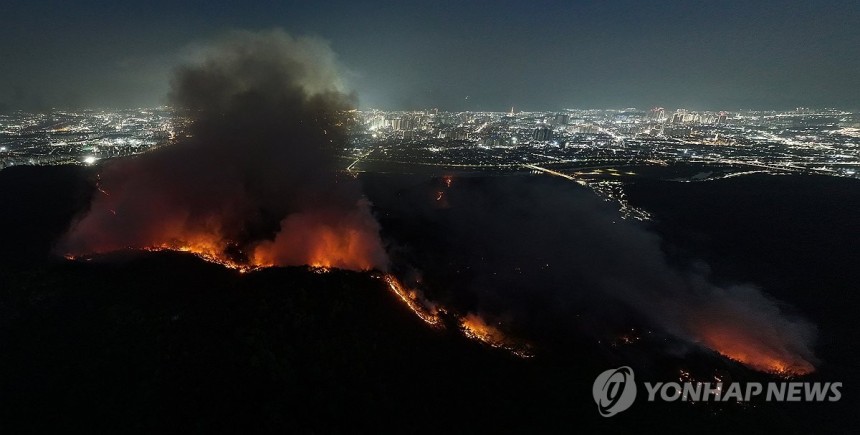 대구 도심 코앞에서 타오르는 산불 (대구=연합뉴스) 윤관식 기자 = 28일 오후 2시 1분께 대구 북구 노곡동 함지산에서 발생한 산불이 야간에도 확산하고 있다.2025.4.28 