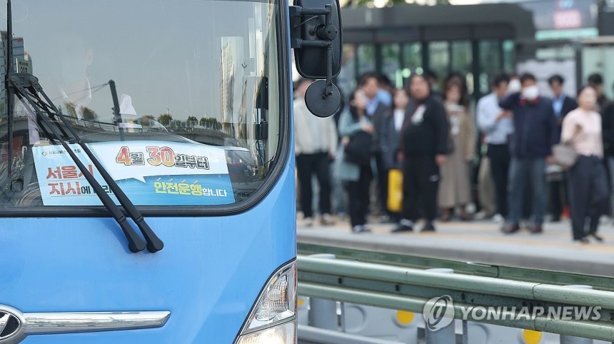 서울 시내버스 노사협상 결렬로 노조 '준법투쟁' 돌입 (서울=연합뉴스) 김성민 기자 = 서울 시내버스 노사협상이 결렬되면서 노조가 '준법투쟁'에 돌입한 30일 오전 서울역 앞 버스환승센터의 한 버스에 준법투쟁 안내문