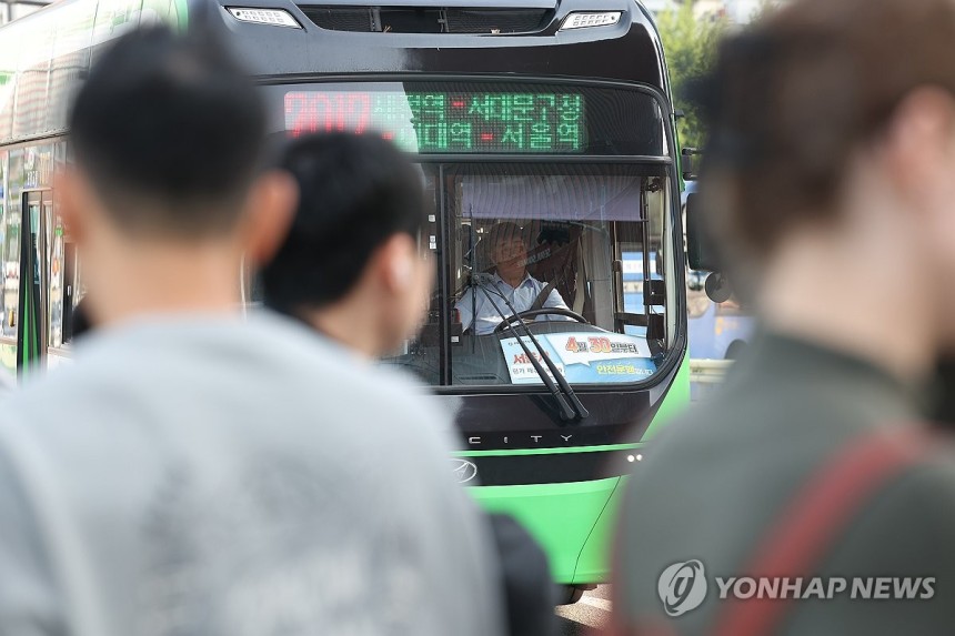노사협상 결렬로 '준법투쟁' 돌입한 서울 시내버스 노조 (서울=연합뉴스) 김성민 기자 = 서울 시내버스 노사협상이 결렬되면서 노조가 '준법투쟁'에 돌입한 30일 오전 서울역 앞 버스환승센터의 한 버스에 준법투쟁 안내