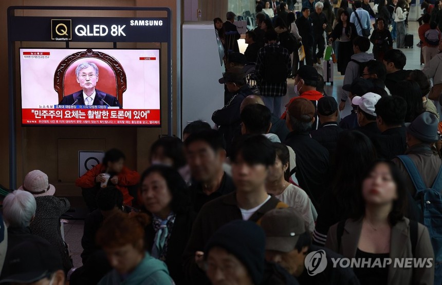 민주당 이재명 후보 대법원 판결 보는 시민들
(서울=연합뉴스) 신현우 기자 = 1일 서울역에서 시민들이 더불어민주당 이재명 대선 후보 공직선거법 사건에 대한 대법원 판결 생중계를 보고 있다. 2025.5.1 noww